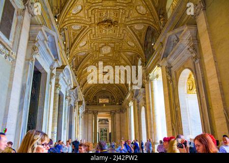 Hinter der façade von St. Peter`s erstreckt sich ein langer Portikus oder `narthex`, wie er gelegentlich in italienischen Kirchen gefunden wurde. Teil des Maderno-Designs Stockfoto